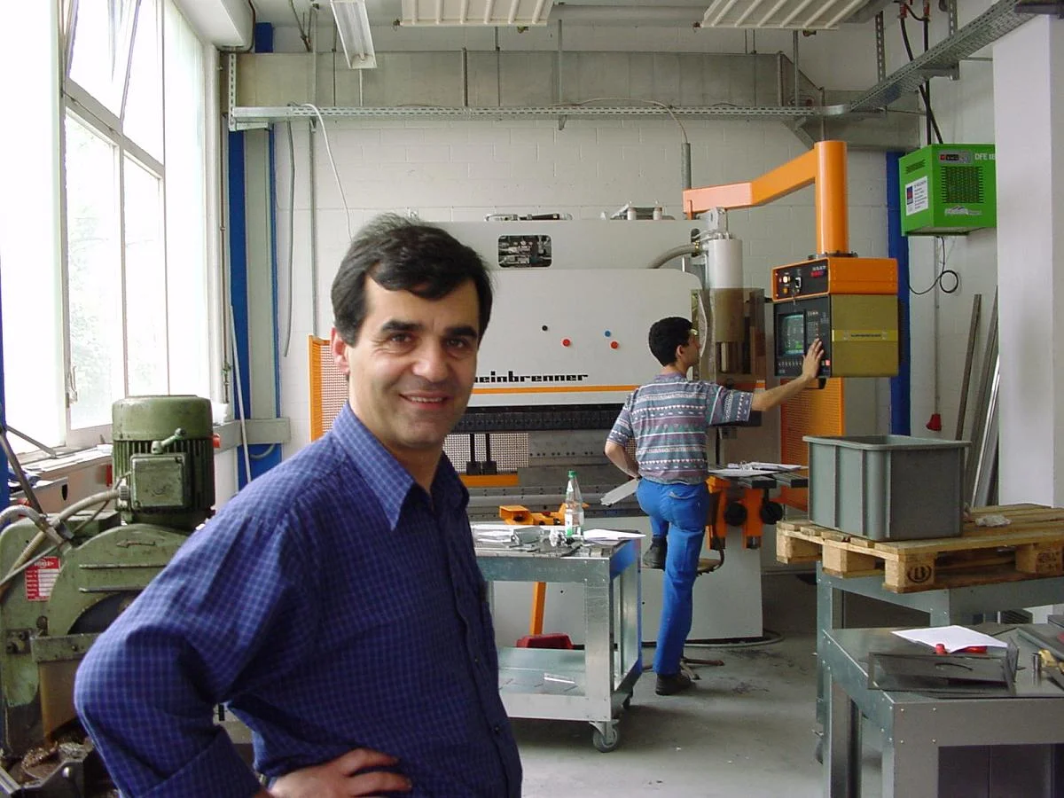 Gründer der Ferrotec GmbH in der Werkstatt an der Biegemaschine