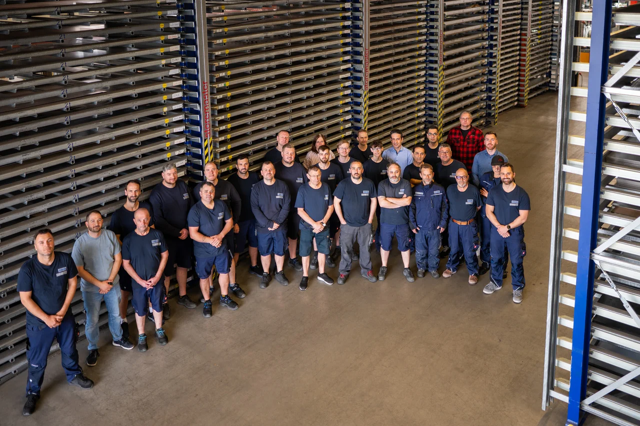 Team der Ferrotec GmbH in der Lagerhalle